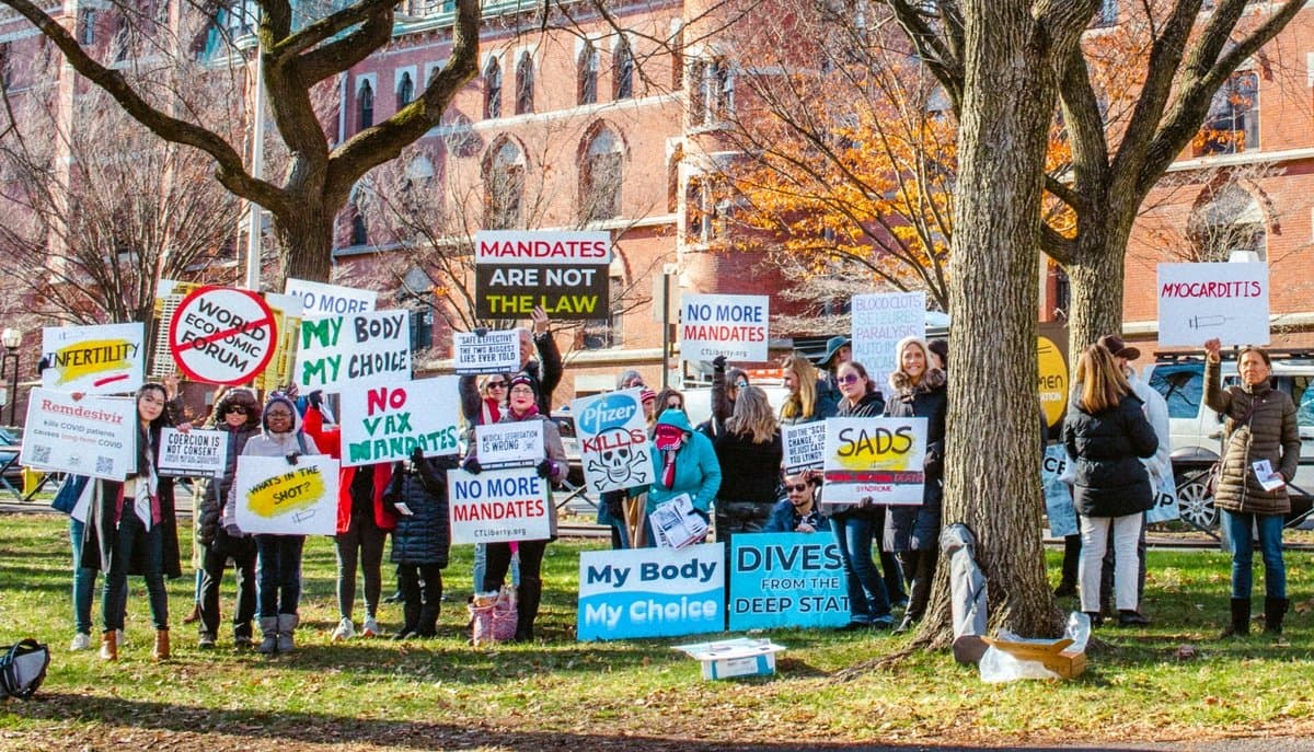 banner image for: L'Université Yale a reçu des milliards du Département américain de la Santé et des Services sociaux depuis 1998 ; elle exige maintenant que les étudiants reçoivent un rappel de vaccin à ARNm.