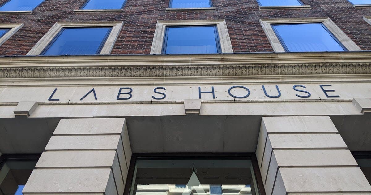 banner image for: Les tarifs des bureaux flexibles à Londres atteignent un niveau record de 600 £ par bureau en 2022, selon le dernier rapport de Rubberdesk.