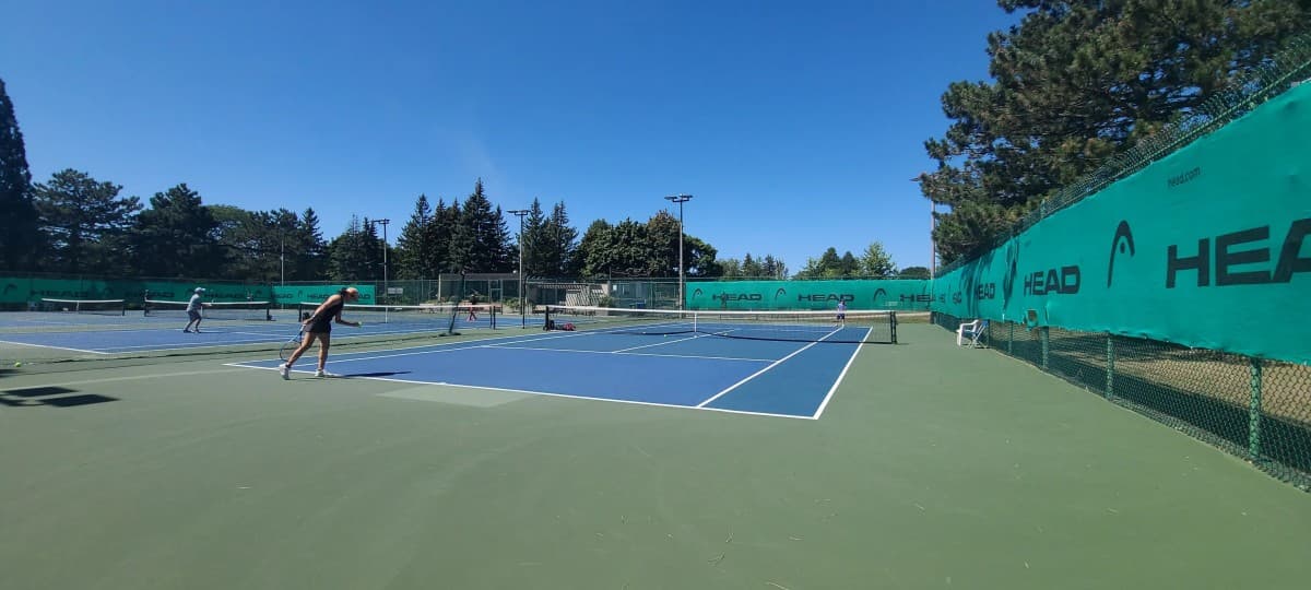 Hillcrest Tennis Camp Guide Highlights Differences Between Specialized Tennis Programs and General Day Camps